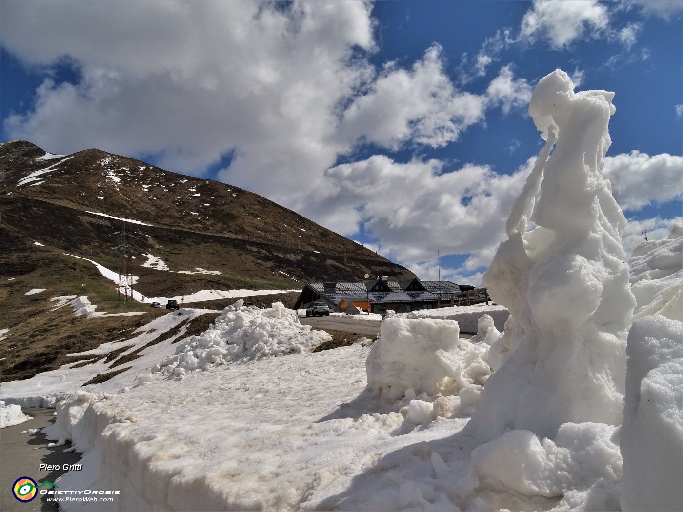 39 Rif. Passo San Marco 2000 con sculture di neve.JPG